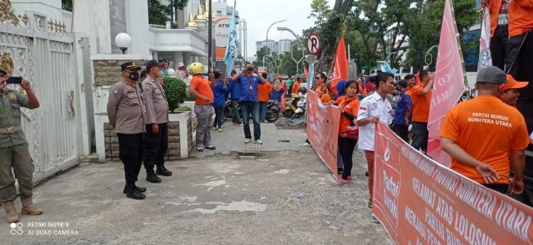 Polisi Kawal Aksi Karnaval Partai Buruh di Kantor Gubernur Sumut 