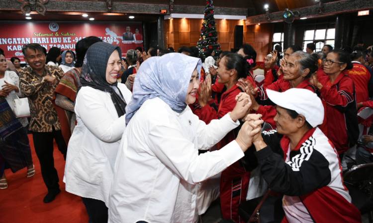  Peringatan Hari Ibu di Taput, Nawal Lubis Beri Bantuan ke Lansia dan Anak-anak Stunting
