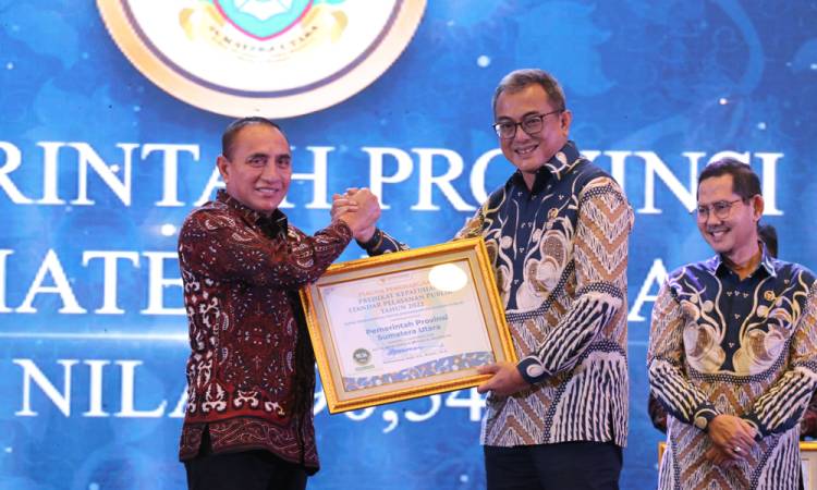  Gubernur Sumut Terima Penghargaan Predikat Kepatuhan Standar Pelayanan Publik dari Ombudsman