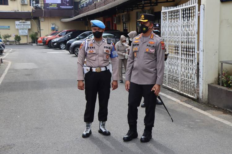 Kapolrestabes Medan Cek Kesiapan Personel Piket Penjagaan, Tetap Waspada dan Utamakan Pelayanan Masyarakat 