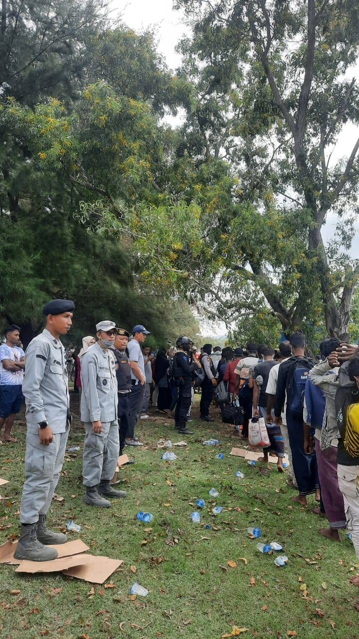 Bakamla RI Bantu Evakuasi Imigran Ilegal Rohingya