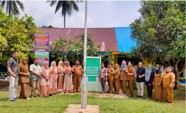 Bantu Guru Terampil Menggunakan Aplikasi e-Rapor, Dosen UMN Gelar Sosialisasi di SD Negeri 101812 Namotualang