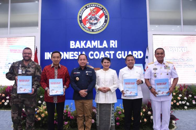  Kepala Bakamla Luncurkan Buku &ldquo;Guarding The Sea For Our Future&rdquo;