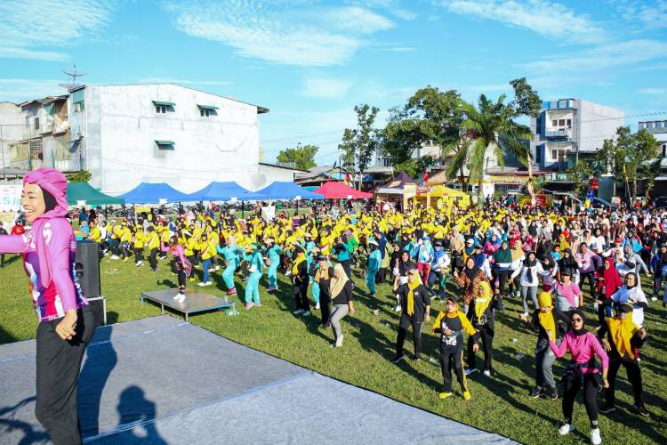 Seribuan Masyarakat Marelan Ikuti Jalan Santai dan Senam Kolaborasi bersama Walikota Medan