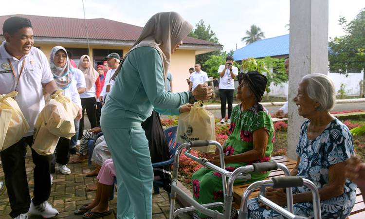Peringati HKSN ke-65, Pj Ketua TP PKK Sumut Kunjungi Lansia dan Berbagi Voucher kepada Anak Yatim Piatu
