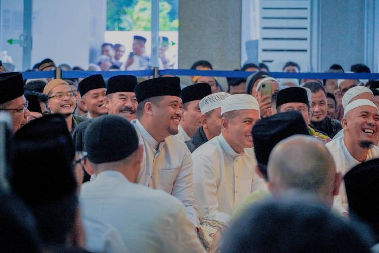 Walikota Medan Bersama Ribuan Jemaah Salat Subuh dan Ikuti Tausiah UAH