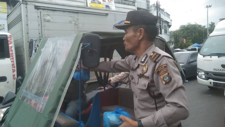 Polsek Medan Sunggal Bagikan Nasi Bungkus Gratis kepada Warga Kurang Mampu