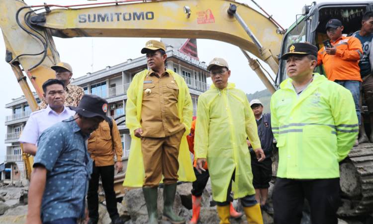 Pj Gubernur Sumut Tinjau Korban Banjir Bandang di Humbahas, 11 Korban Masih dalam Pencarian