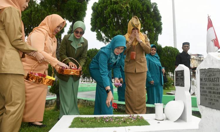 Sambut Hari Ibu ke-95, Pj Ketua TP PKK Sumut Ziarahi Makam Pahlawan