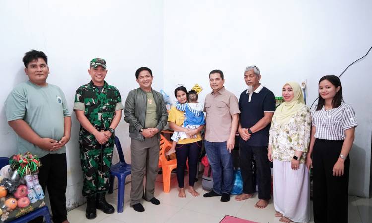 Pascaoperasi Benjolan di Kepala, Pj Gubernur Sumut Jenguk Balita Mesrida Waruwu dari Nias