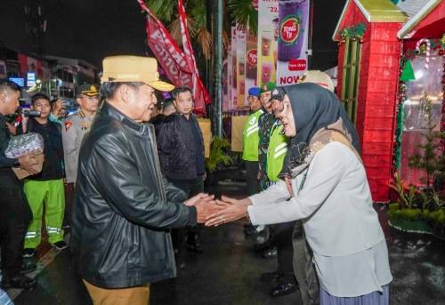 Bersama Pj Gubsu, Walikota Medan Menyerahkan Bingkisan Kepada Petugas Pos PAM Natal dan Tahun Baru