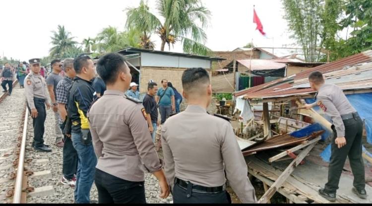 Polsek Percut Sei Tuan Robohkan Lapak Narkoba dan Markas Judi Tembak Ikan di Jalan Pancasila