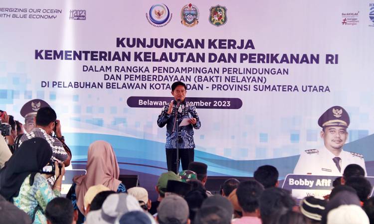 Pj Gubernur Sumut Serahkan Bantuan Sembako, Sertifikat dan Buku Pelaut untuk Nelayan