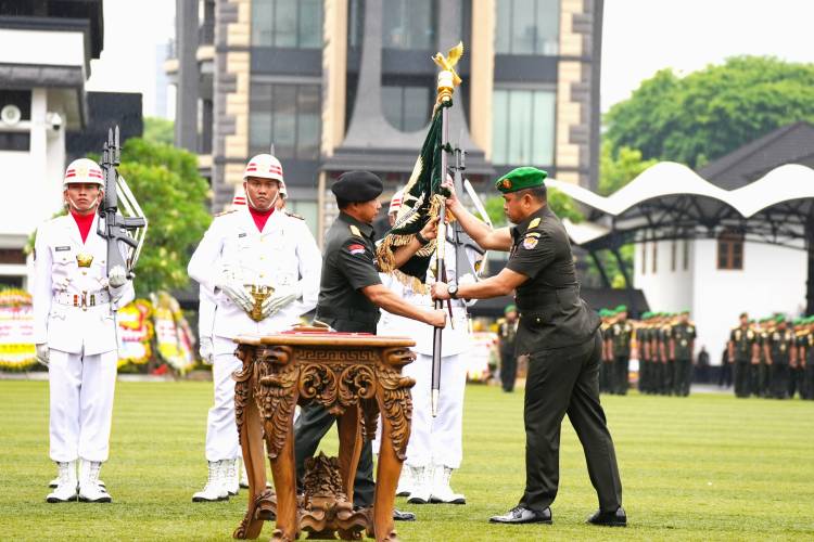 Panglima TNI Jenderal TNI Agus Subiyanto Serahkan Jabatan Kasad Kepada Jenderal TNI Maruli Simanjuntak