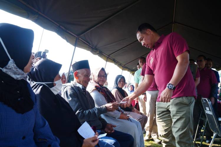 Panglima TNI Peduli Sosial,  Bagikan 2.000 Paket Sembako