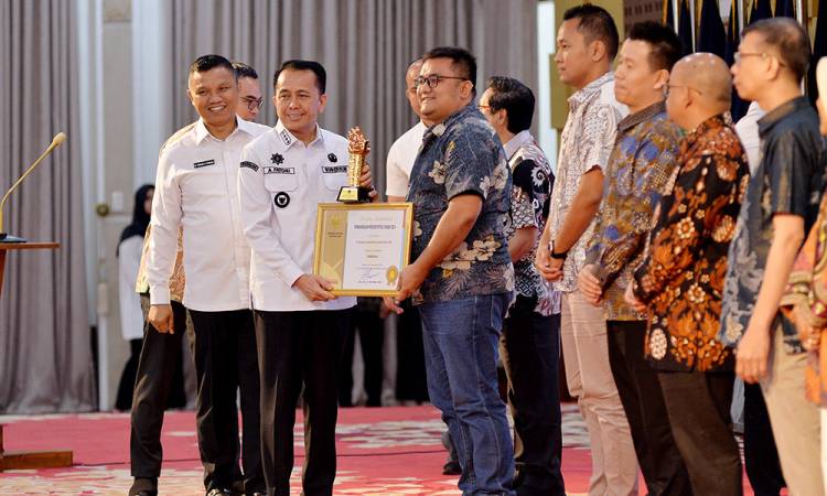  Pj Gubernur Serahkan Penghargaan Siddhakarya Sumut 2024