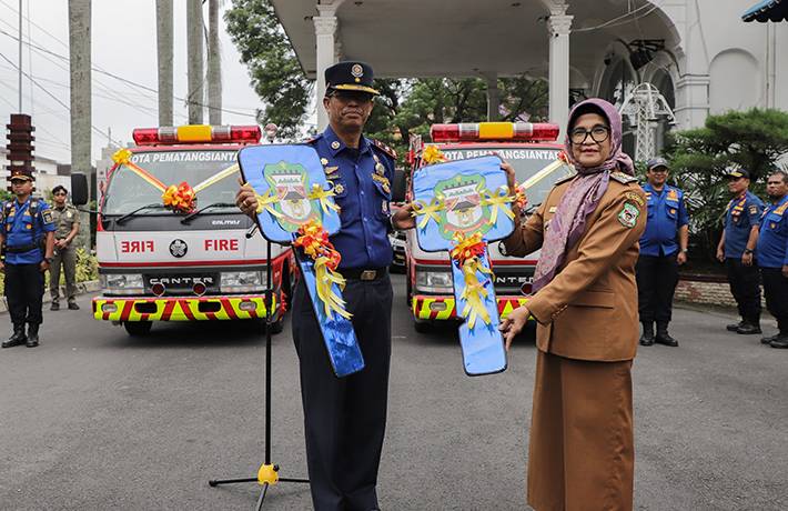 Walikota Pematangsiantar Terima Hibah 2 Unit Mobil Pemadam Kebakaran dari Jepang melalui Kemendagri