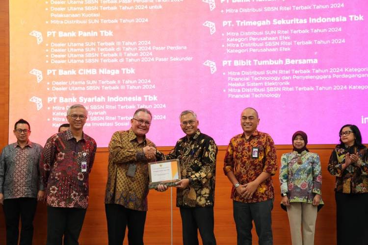 Ajak Masyarakat Dukung Kemajuan Bangsa Lewat Investasi SBN, BCA Raih 6 Penghargaan dari Kemenkeu