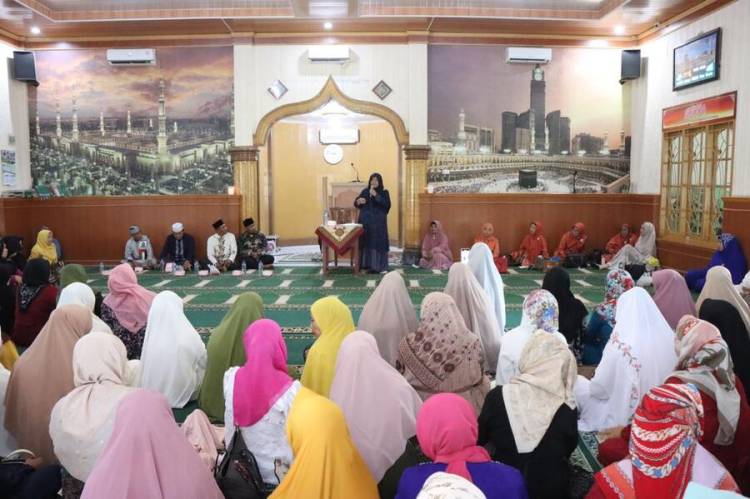  Plt Kabag Kesra Hadiri Pengajian Akbar Dalam Rangka Peringatan Hari Ibu