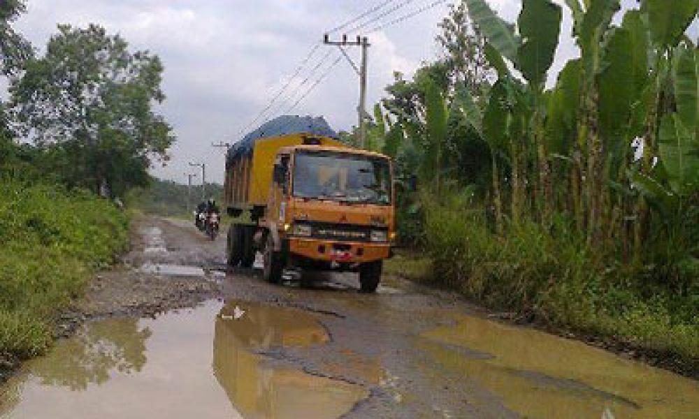 Warga STM Hilir Nantikan Perbaikan Jalan Rusak