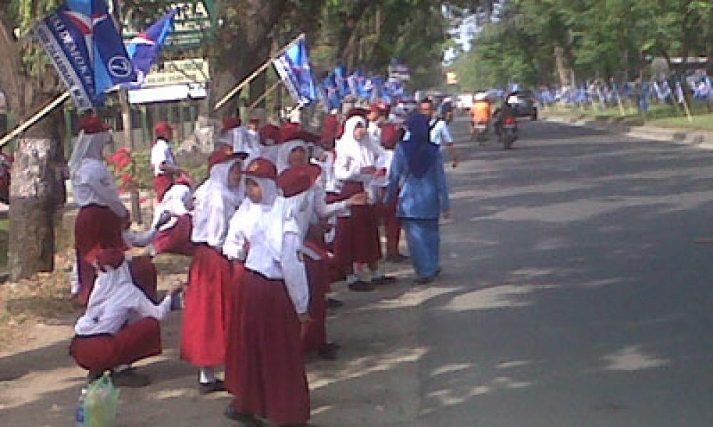 Ratusan Pelajar Kelelahan Sambut Kedatangan SBY di Medan