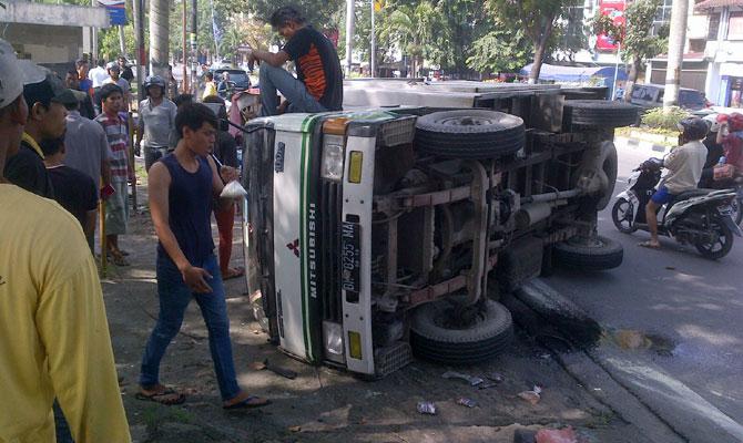 Hindari Sepeda Motor, Mobil Box Terguling