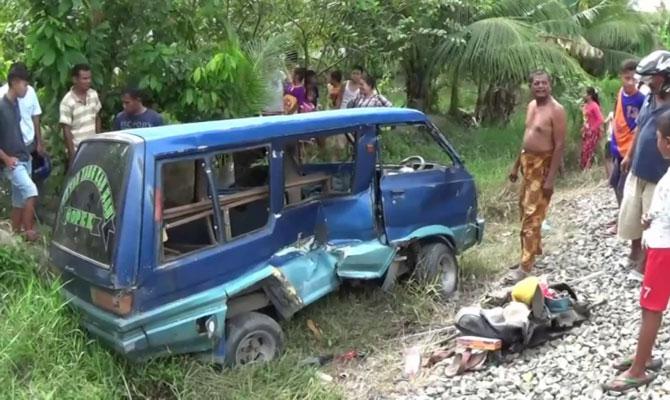 Kereta Api Tabrak Mobil di Tebingtinggi