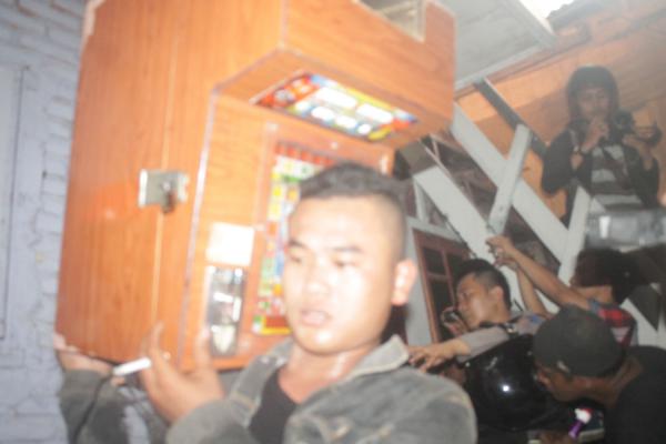 Sehari Duduki Kampung Kubur, Tim Gabungan Amankan Bandar Narkoba dan Mesin Jackpot