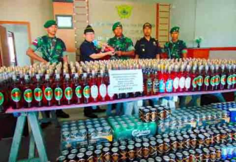 Dipimpin Letkol Agustatius Sitepu, Satgas Pamtas Yonif 433 Sita 2.000 Botol Miras