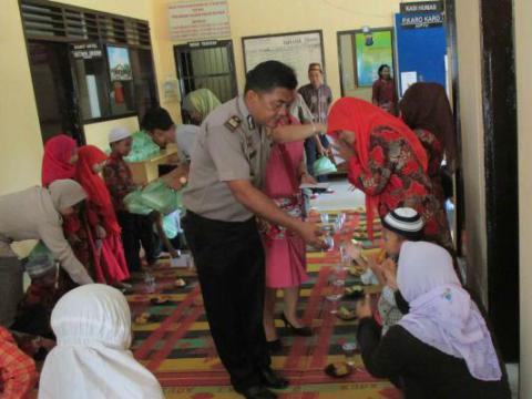 Kapolsek Indrapura Santuni Anak Yatim