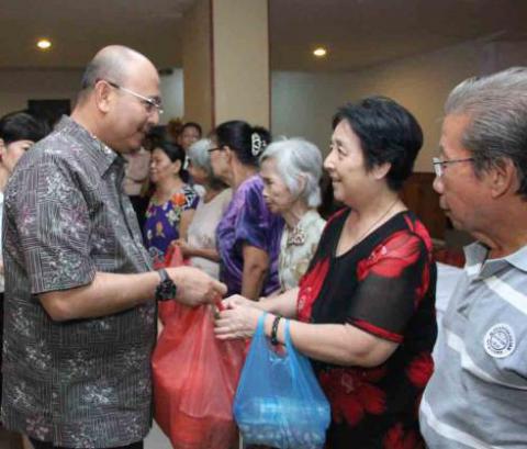 Masyarakat Mandarin Dapat Paket Jelang Imlek