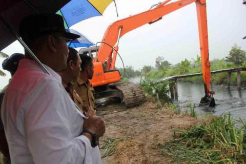 Walaupun Hujan, Wali Kota Medan Pimpin Pengorekan Parit di Martubung