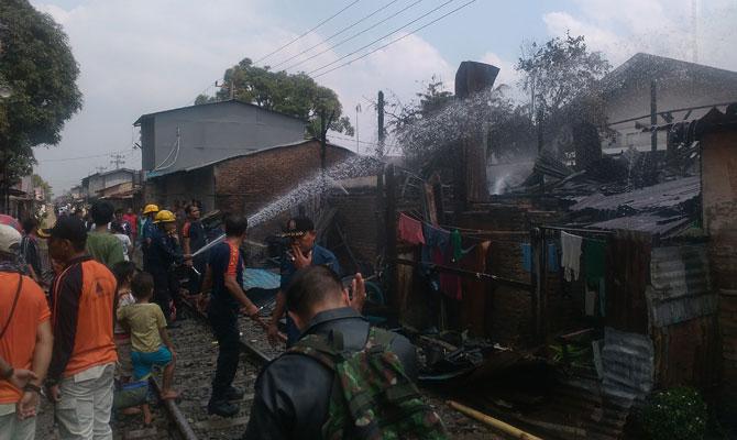 7 Rumah di Pinggir Rel Terbakar
