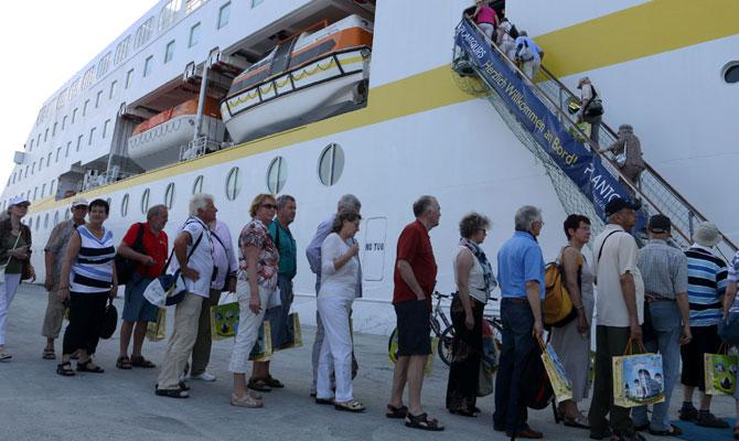 Kapal Pesiar MS Hamburg Singgahi Belawan
