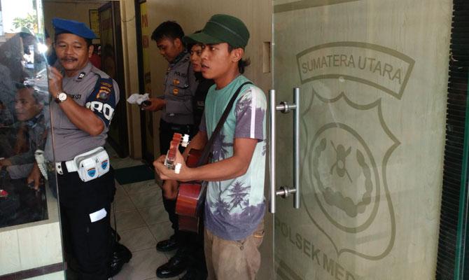 Kena Razia, Pengamen Disuruh Menyanyi