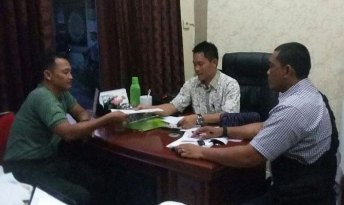Kodim Langkat Serahkan 4 Truk Bawang Asal India ke Polres
