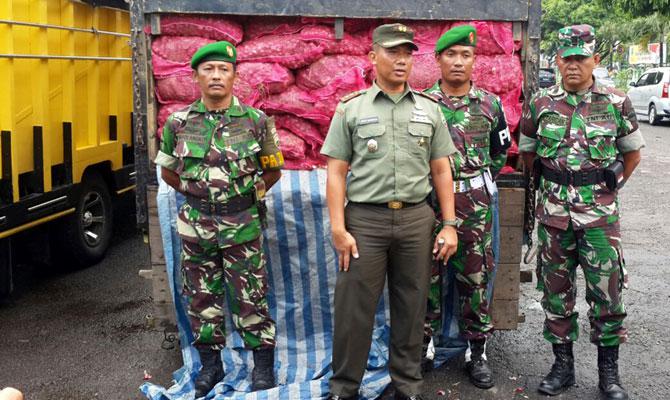 Kodim Langkat Tangkap 4 Truk Bawang Asal India