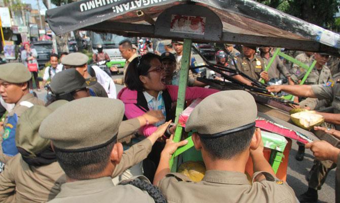 Satpol PP Tertibkan PKL Dr Mansyur Medan