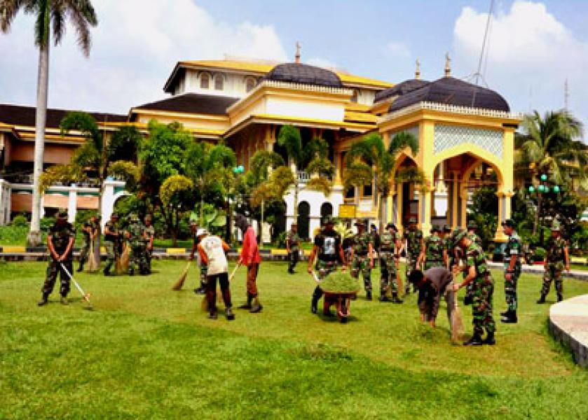 Bekangdam I/BB Bersihkan Istana Maimun Medan