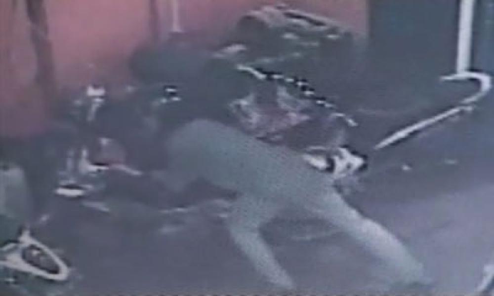 Pencurian Sepeda Motor di Warnet Five Medan Terekam CCTV