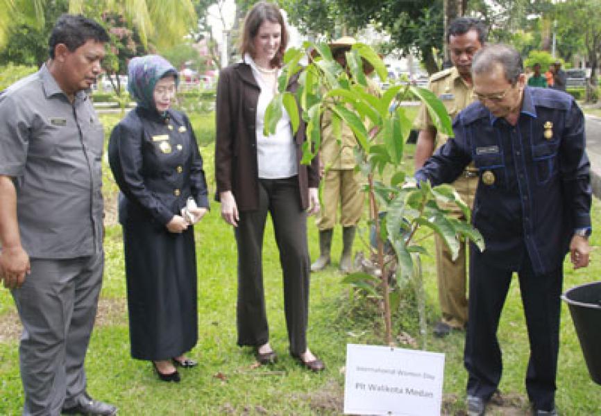 Konjen Amerika Tanam Pohon di Medan