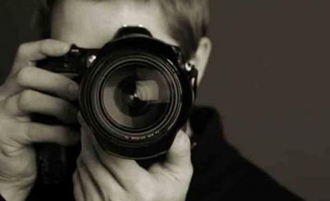 Asyik Motret, Kamera Fotografer Dirampas