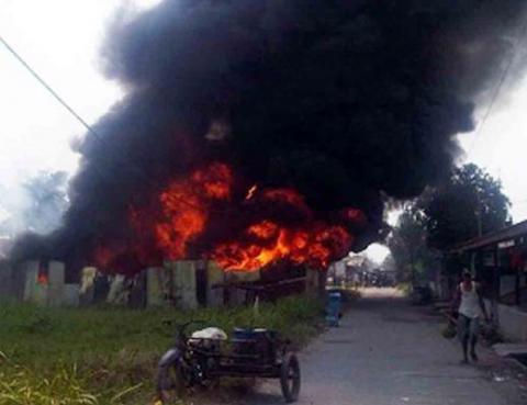 Gudang Botot Milik Sitorus di Helvet Terbakar