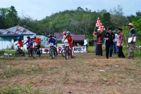 Meriahkan HUT Madina, Warga Cemara Adakan Lomba