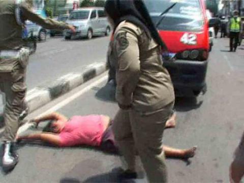 PKL Ditertibkan, Br Simbolon Mencoba Bunuh Diri Dengan Tidur di Jalan Raya