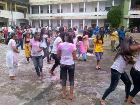 Peringati Pergantian Musim, WNI Turunan India di Medan Pesta Warna Warni