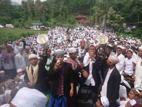 Ribuan Santri Musthafawiyah Purba Baru Bakar Kafe Maksiat