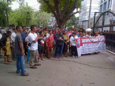 Tolak Direlokasi, Pedagang Delitua Demo ke DPRD Sumut