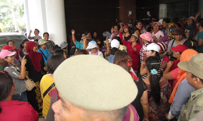 Demo Pedagang Pasar Induk Lau Cih di Kantor Walikota Medan Berlangsung Ricuh