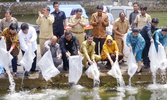 Plt Gubernur Sumut Tabur Benih Ikan di Danau Toba